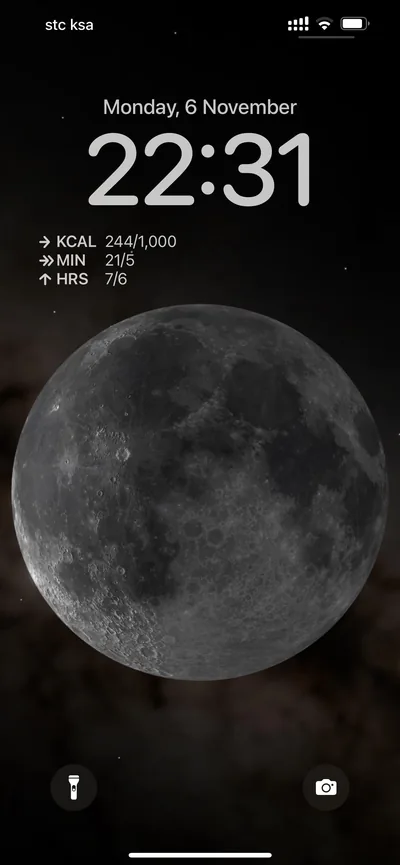 Anyone else with the moon astronomy wallpaper notice the weird gas around the sides