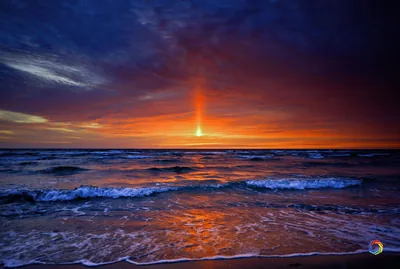 Sun Pillar Above a Cold Evening Sea HD Wallpaper