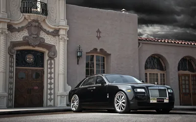Luxury on Wheels HD Rolls Royce Elegance Wallpaper