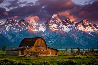Old Barn Beneath the Teton Peaks HD Wallpaper