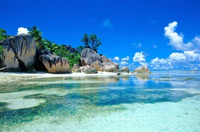 Granite Boulders in a Clear Lagoon HD Wallpaper