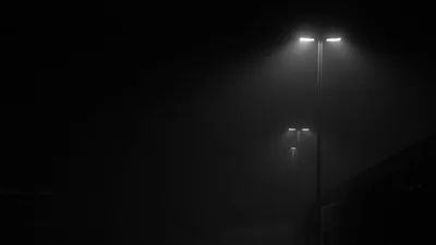 Twin Street Lamps in Night Fog HD Wallpaper