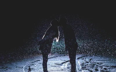 Couple Kissing in Falling Snow HD Wallpaper