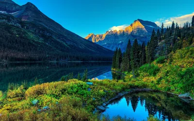 Sunrise Light on a Mountain Lake Shore HD Wallpaper