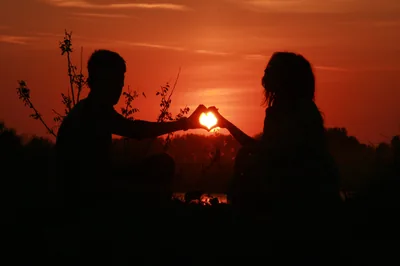 Hands Forming a Heart Around the Sun HD Wallpaper