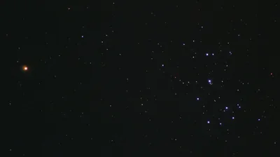 Star Cluster with a Red Giant HD Wallpaper
