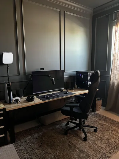 Plain black desktop background because finding a nice wallpaper is too hard