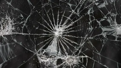 Realistic Cracked Screen HD Wallpaper