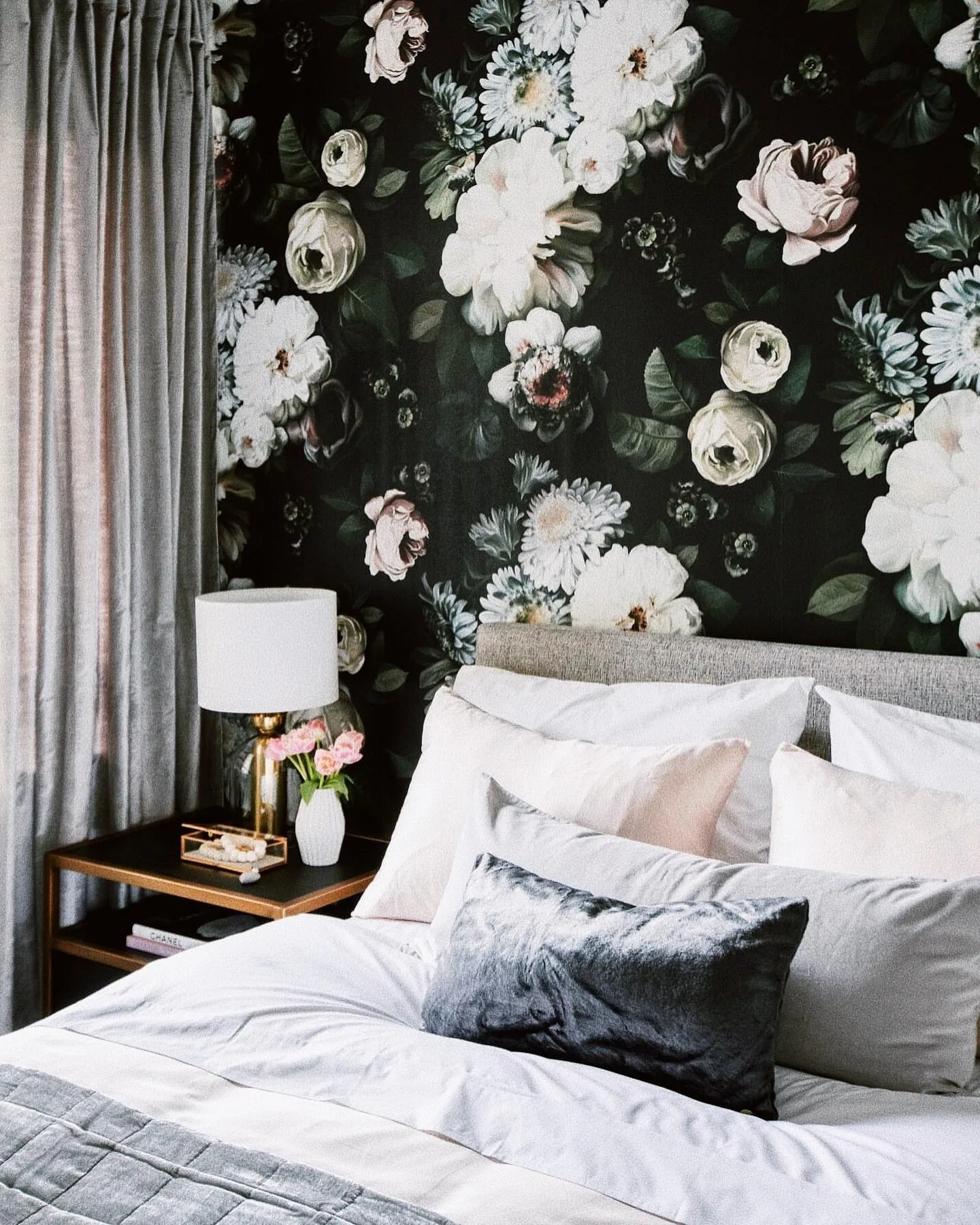4K Black Floral Wallpaper